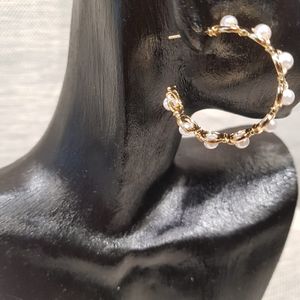 Push back post details of hoop earrings