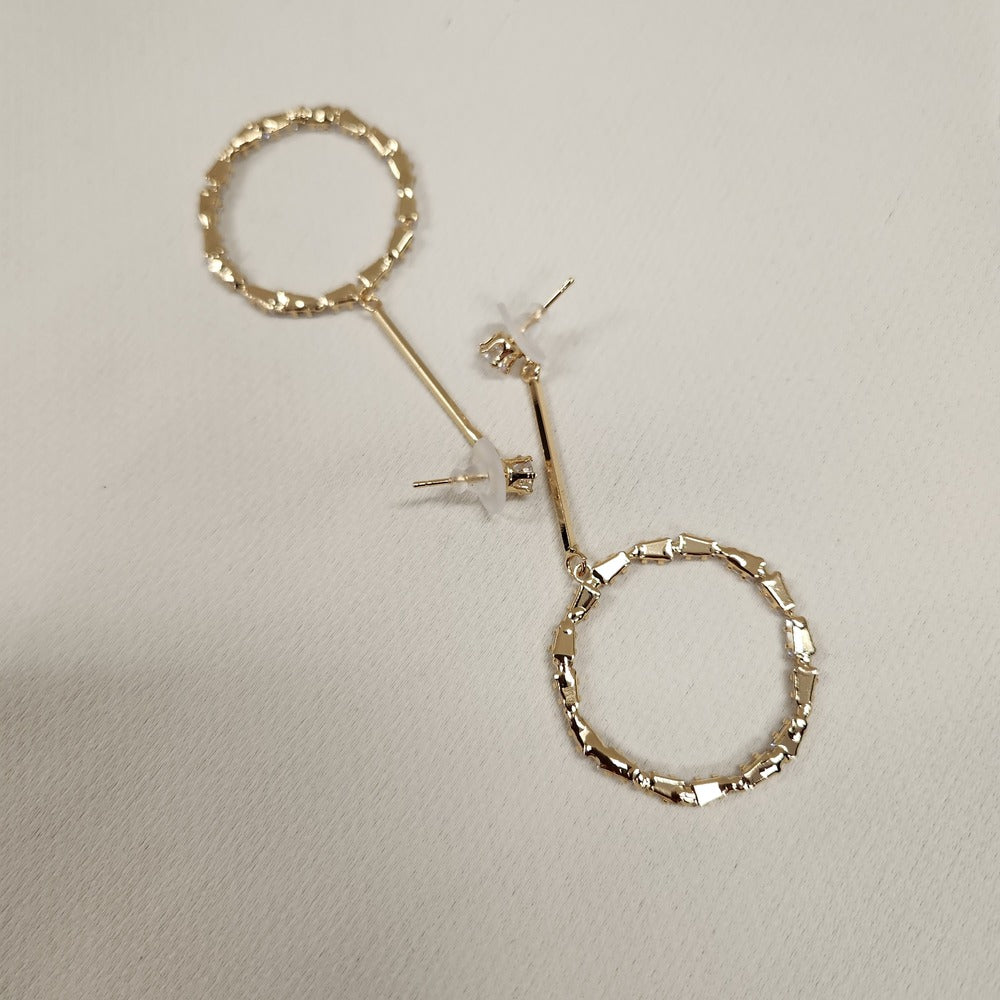 Pushback post of gold color drop earrings