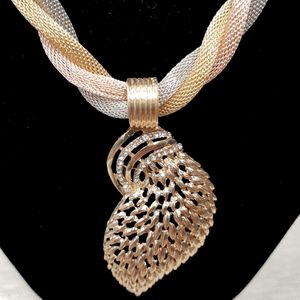 Closer view of chain and necklace