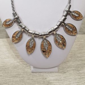Detailed view of necklace