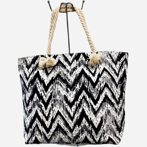 Beach bag in black and white wavy print