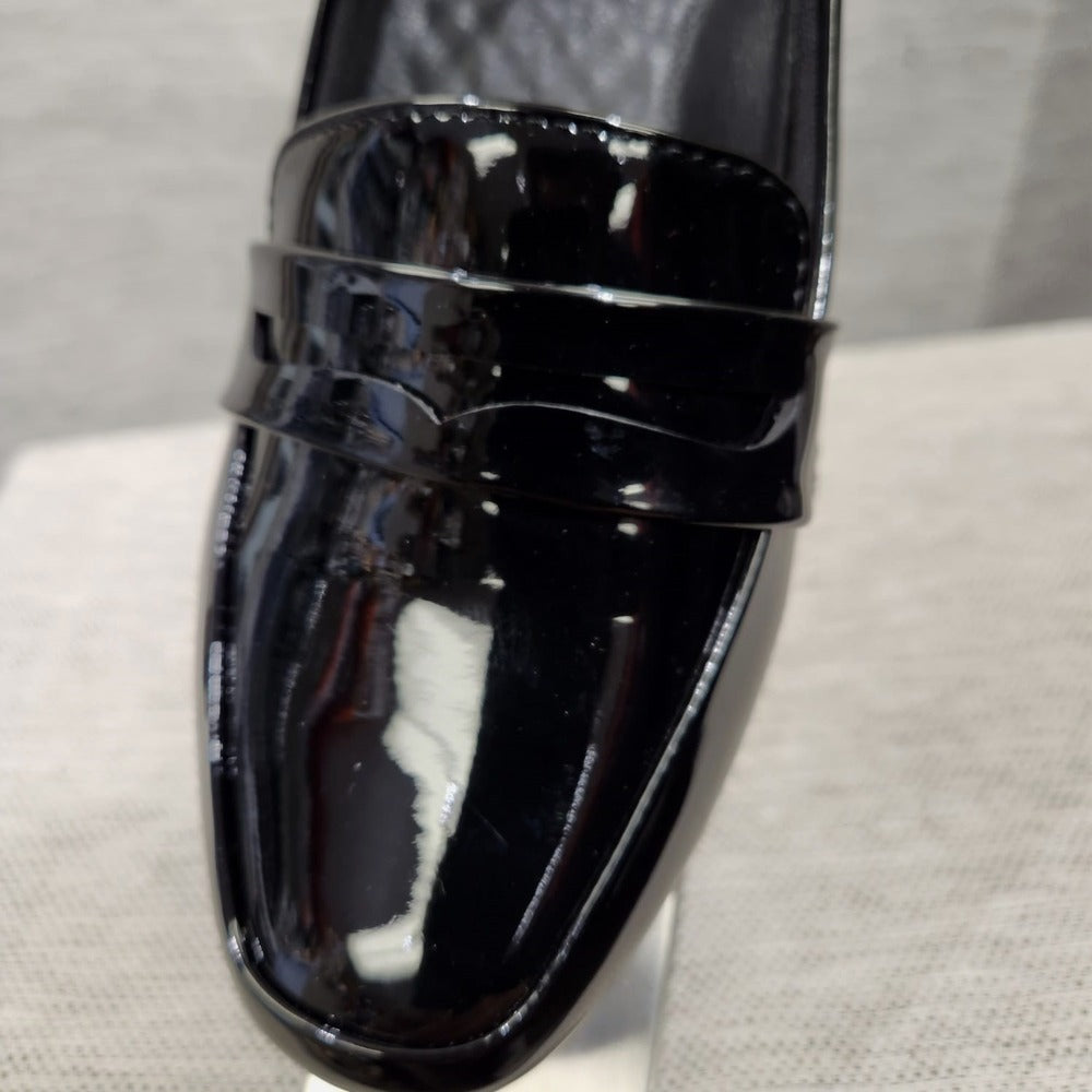 Front detailed view of black patent pumps