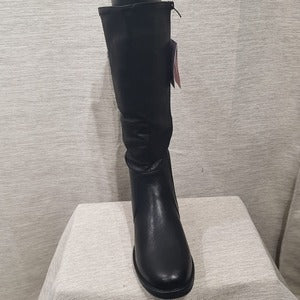 Front view of Black color winter boots for women with side zipper