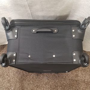 Four wheels under each piece of luggage set in black