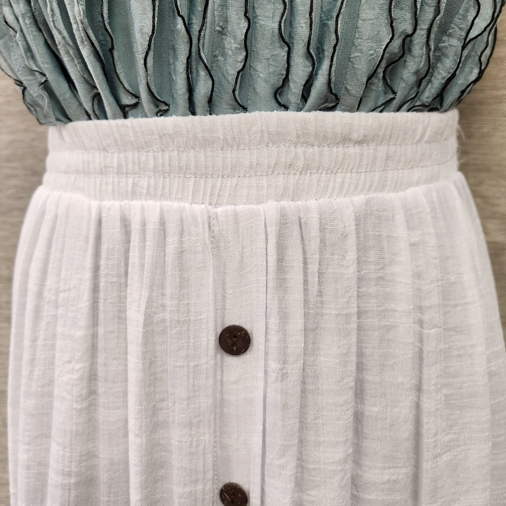 Elastic waistband of white skirt