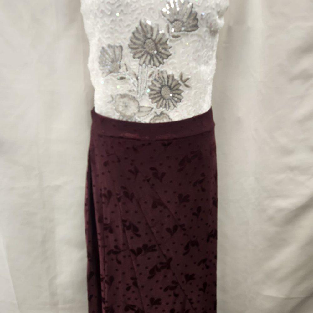 Elastic waistband of burgundy self print skirt 