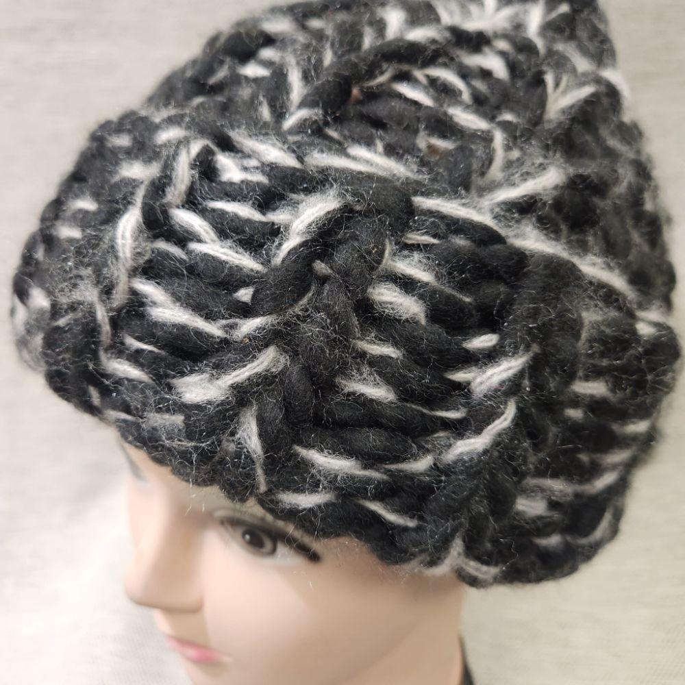 Detailed view of Winter beanie in black and white multicolored yarn