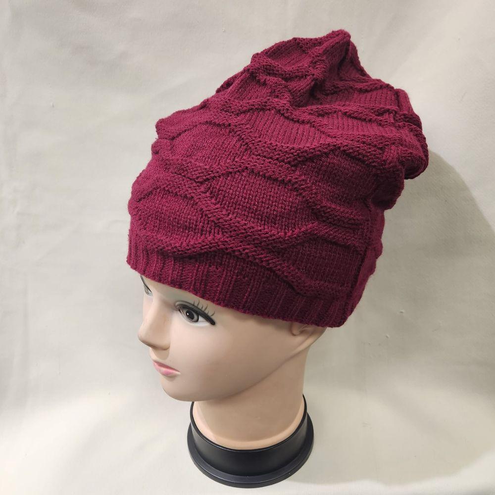 Beanie cap in burgundy with lining