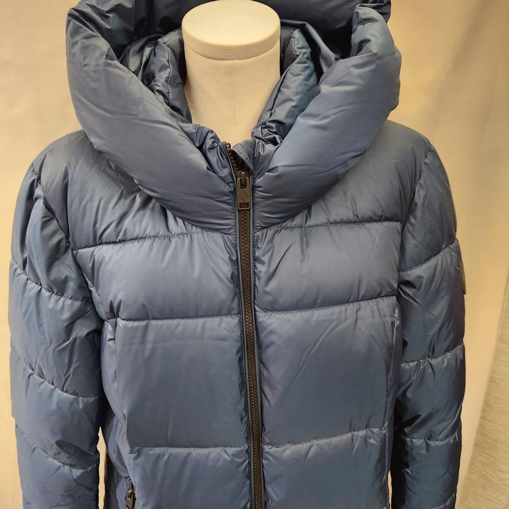 Non -detachable hood of navy winter puffer jacket