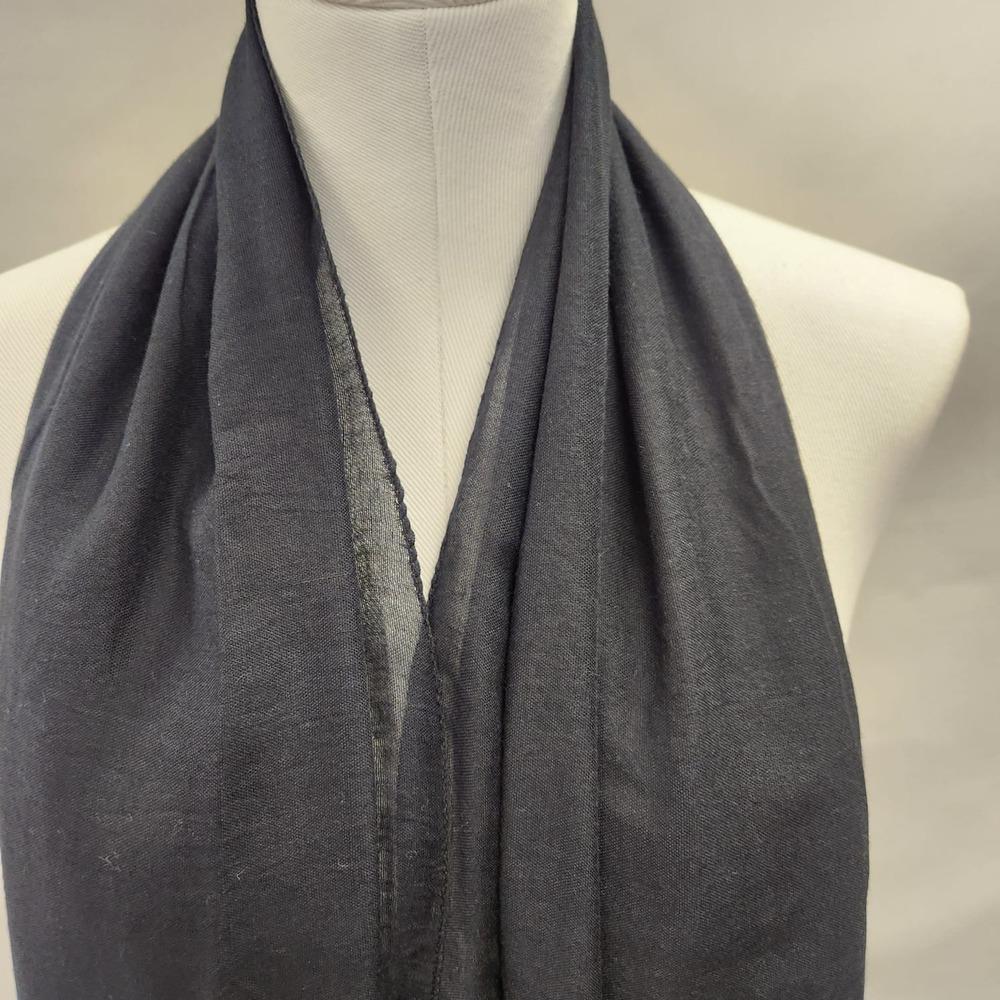 Alternative view of black scarf