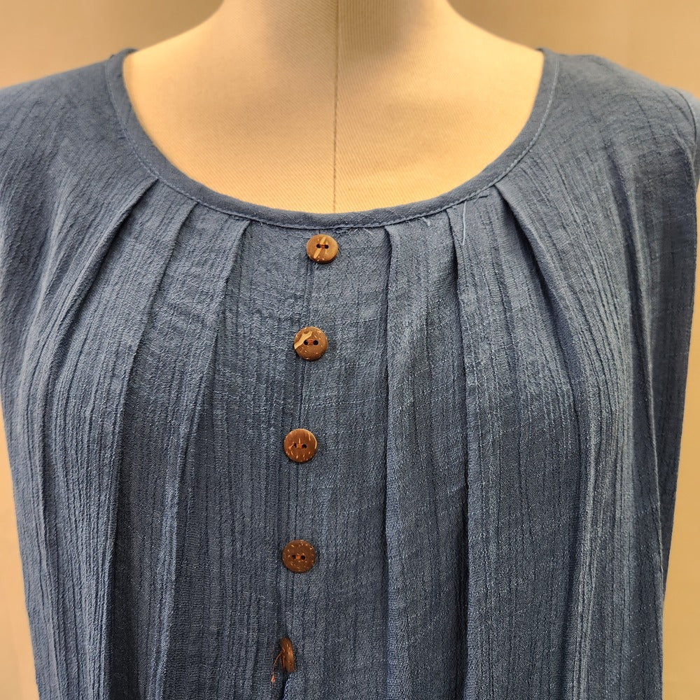Pleated neckline with brown decorative buttons 