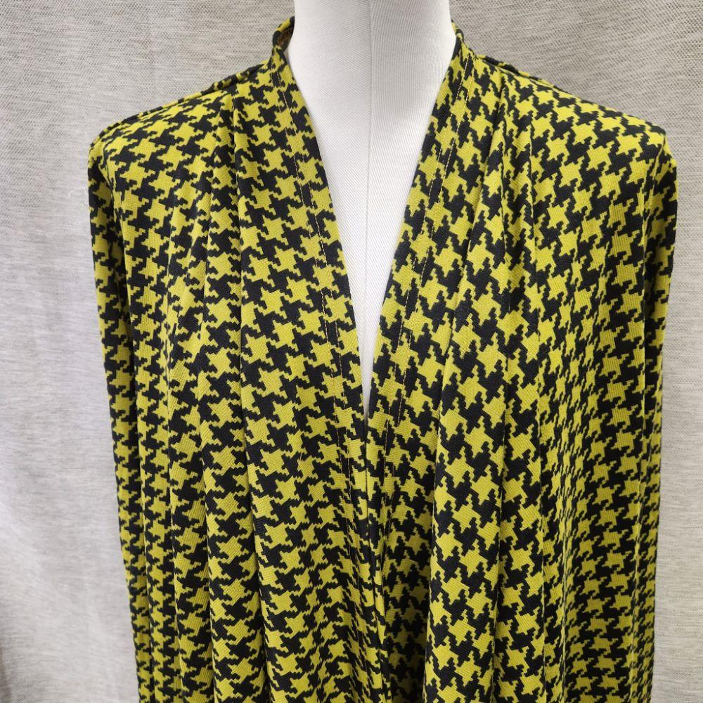 Detailed view of Light open front top in yellow with black houndstooth pattern