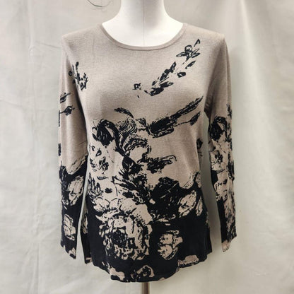 Closed front printed knitted top in taupe and black 
