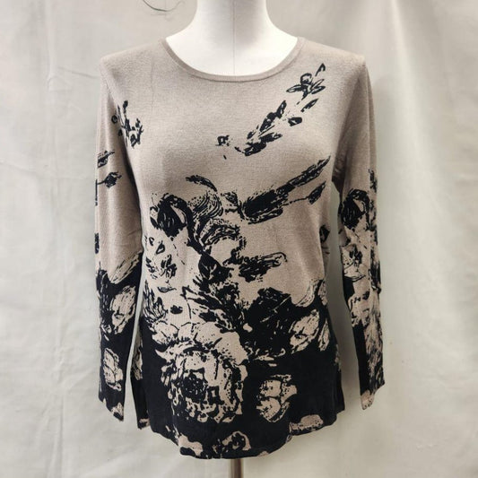 Closed front printed knitted top in taupe and black