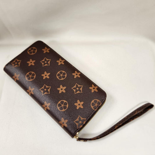 Wallet in floral print with zip closure and wrist strap
