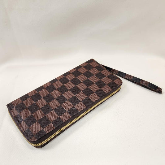 Wallet in checkered print with zip closure and wrist strap