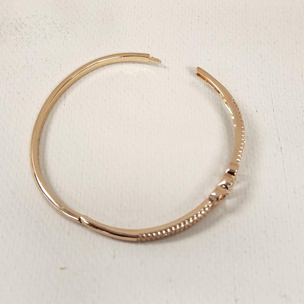 Hinged closure of delicate dual heart gold bracelet 