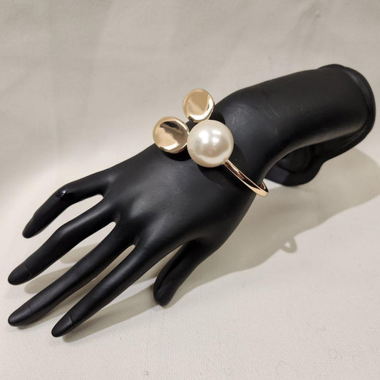 Modish design gold hinged bracelet with pearl