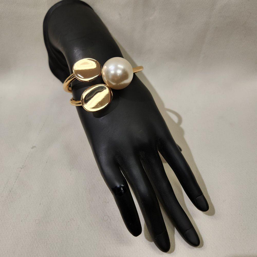 Alternative view of Modish design gold hinged bracelet with pearl