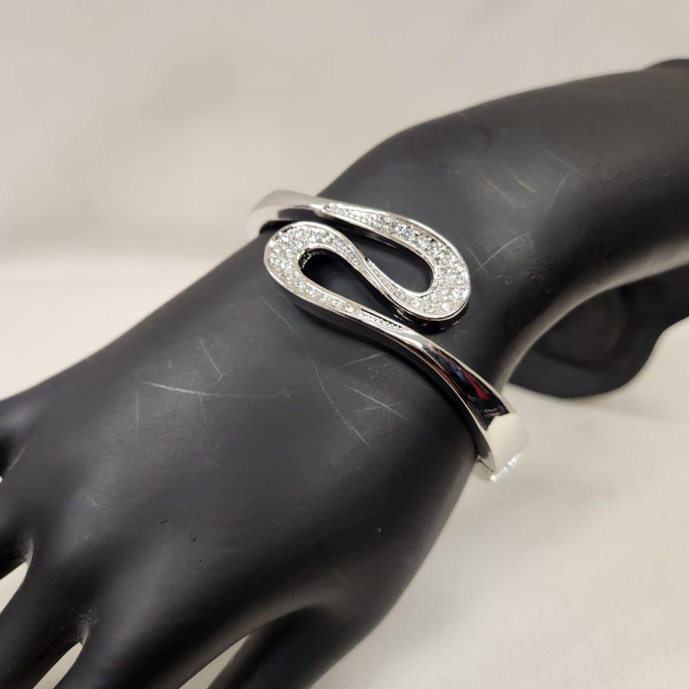 Another detailed view of Modern silver hinged bracelet