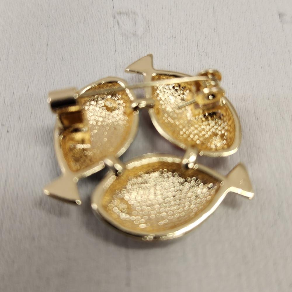 Rear view of shoal of fish brooch