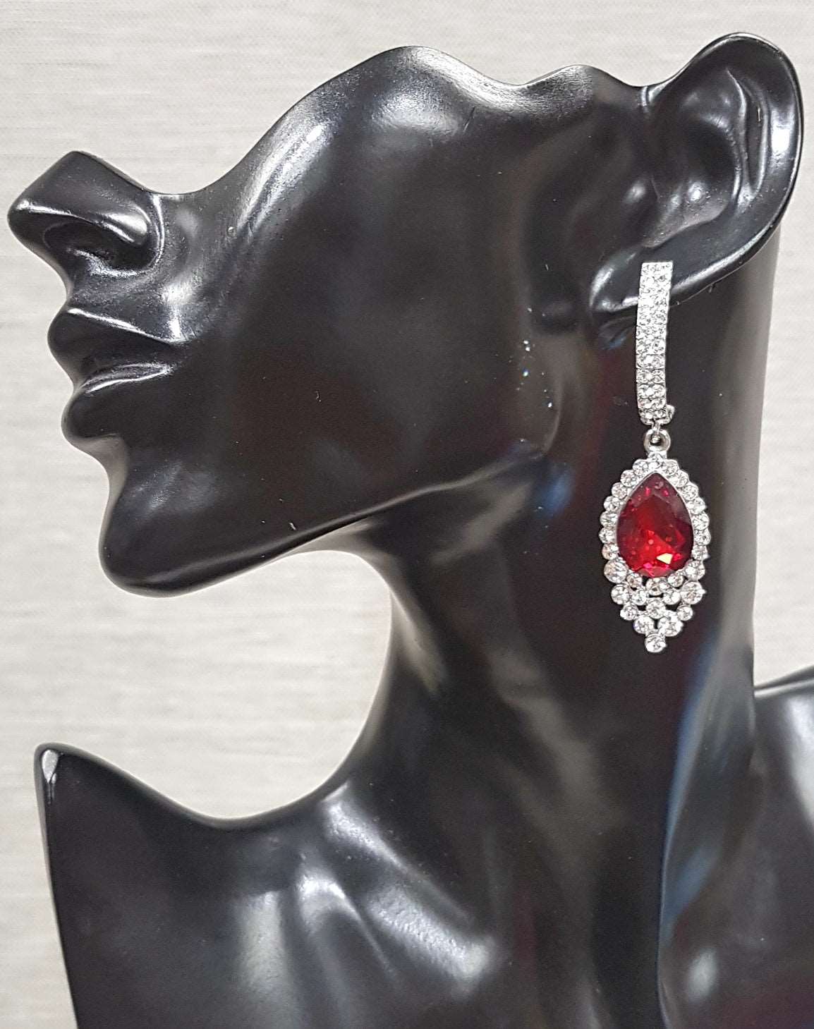 Elegant drop earrings with white and red stones