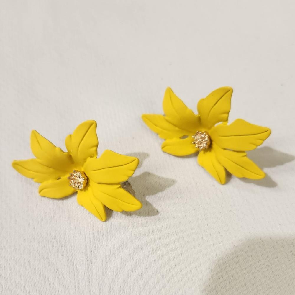 Detailed view of Modern yellow floral design stud earrings 
