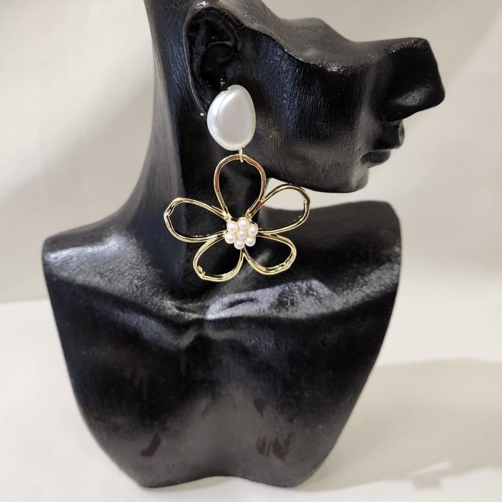 Daisy dangle earrings with pearls