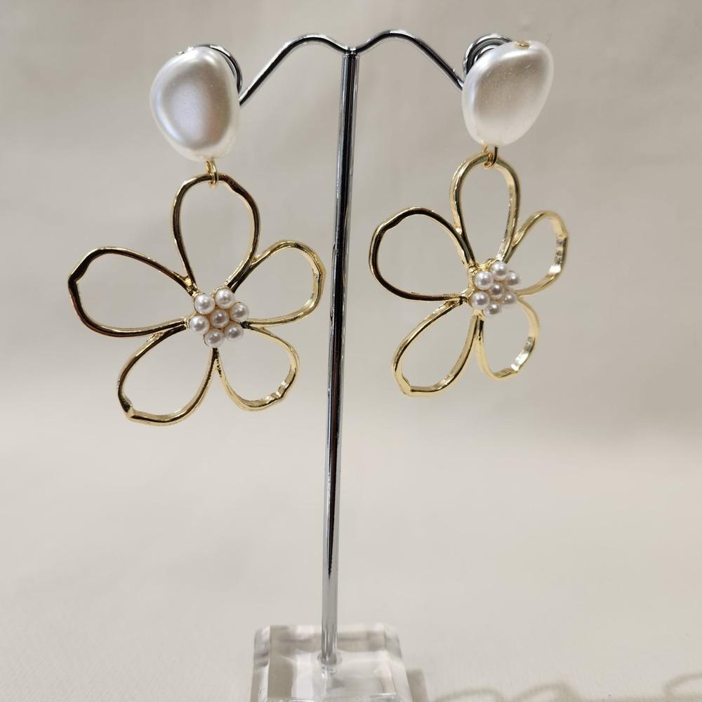 Detailed view of Daisy dangle earrings with pearls