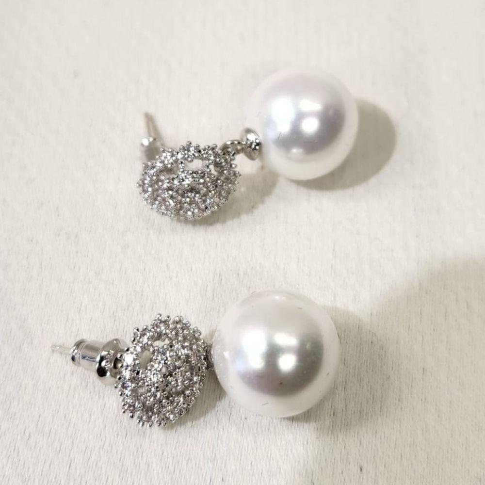 Pushback post of Delicate earrings with stones and pearl