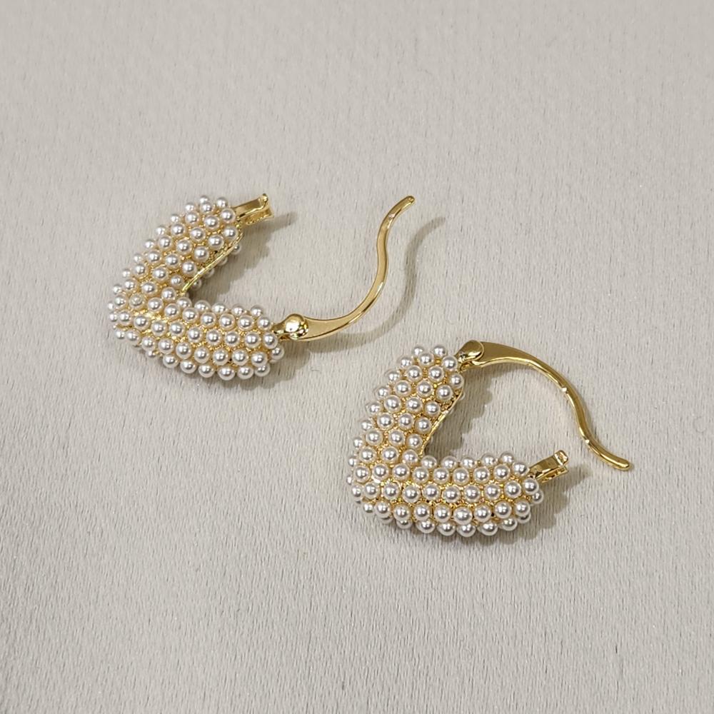 Hinged back post of V shaped earrings with pearls