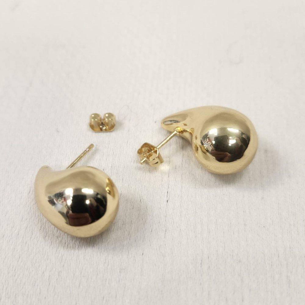 Pushback post of modern tear drop shaped earrings