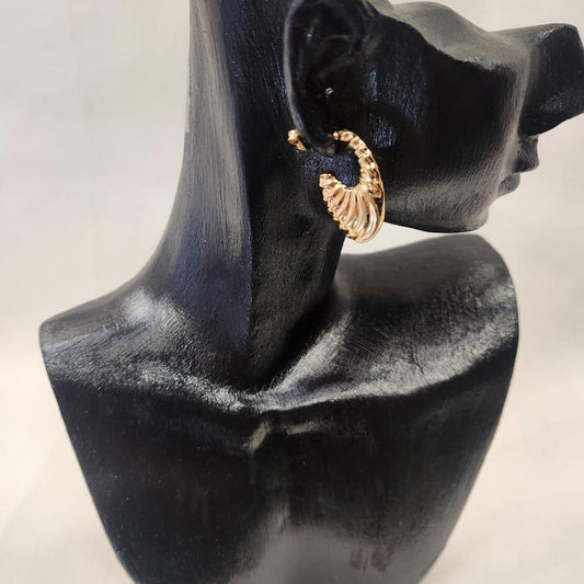 Mid size corrugated open hoop earrings in gold