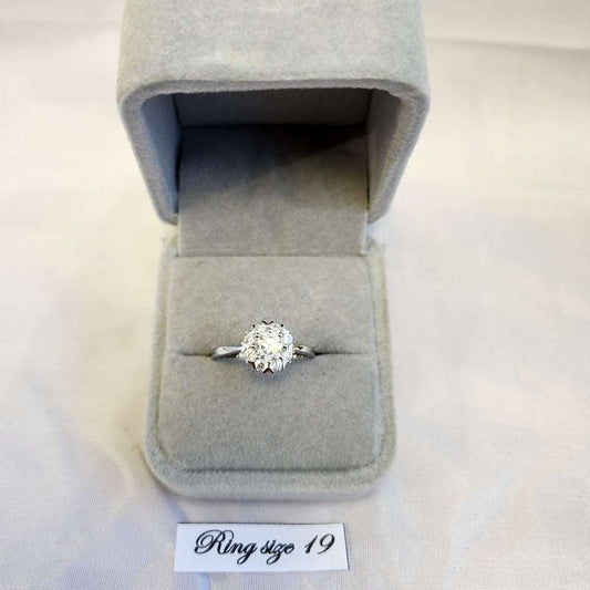 Classic halo shaped ring