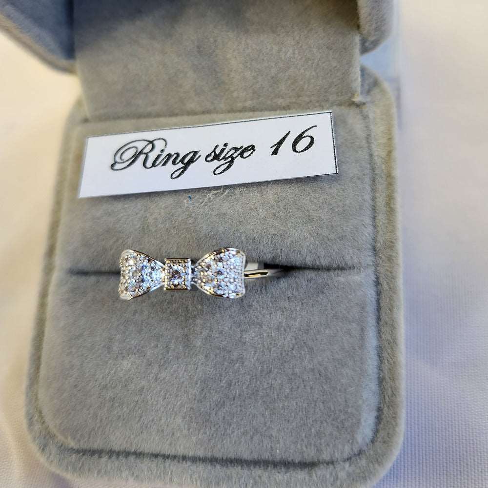 Detailed view of Delicate bow shaped ring