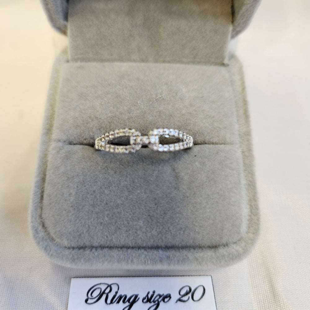 Detailed view of Dainty link chain design silver color stone set ring