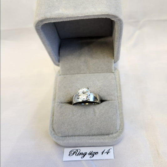 Ring in silver color with dazzling prong set stone