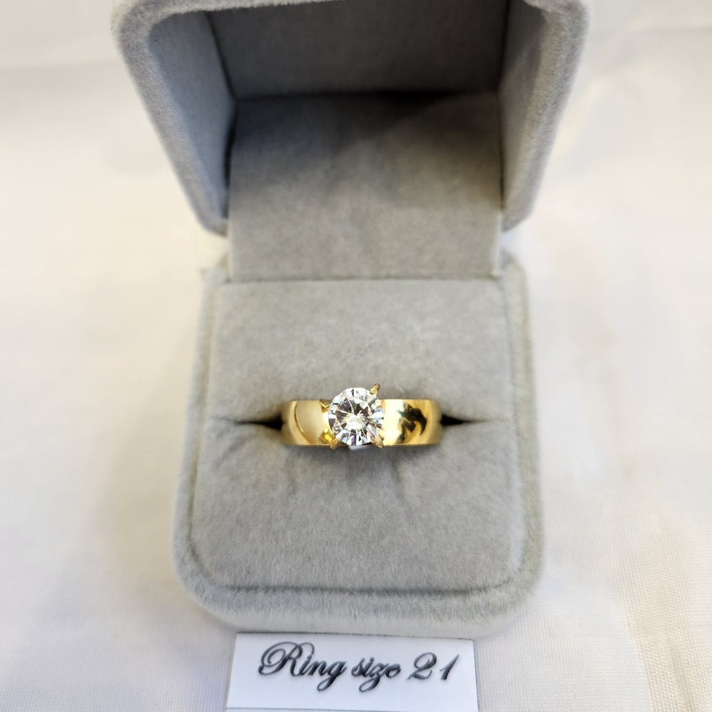 Ring in gold color with dazzling prong set stone