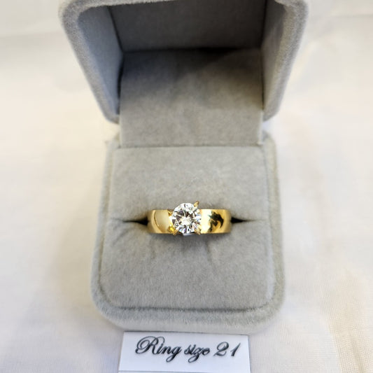 Ring in gold color with dazzling prong set stone