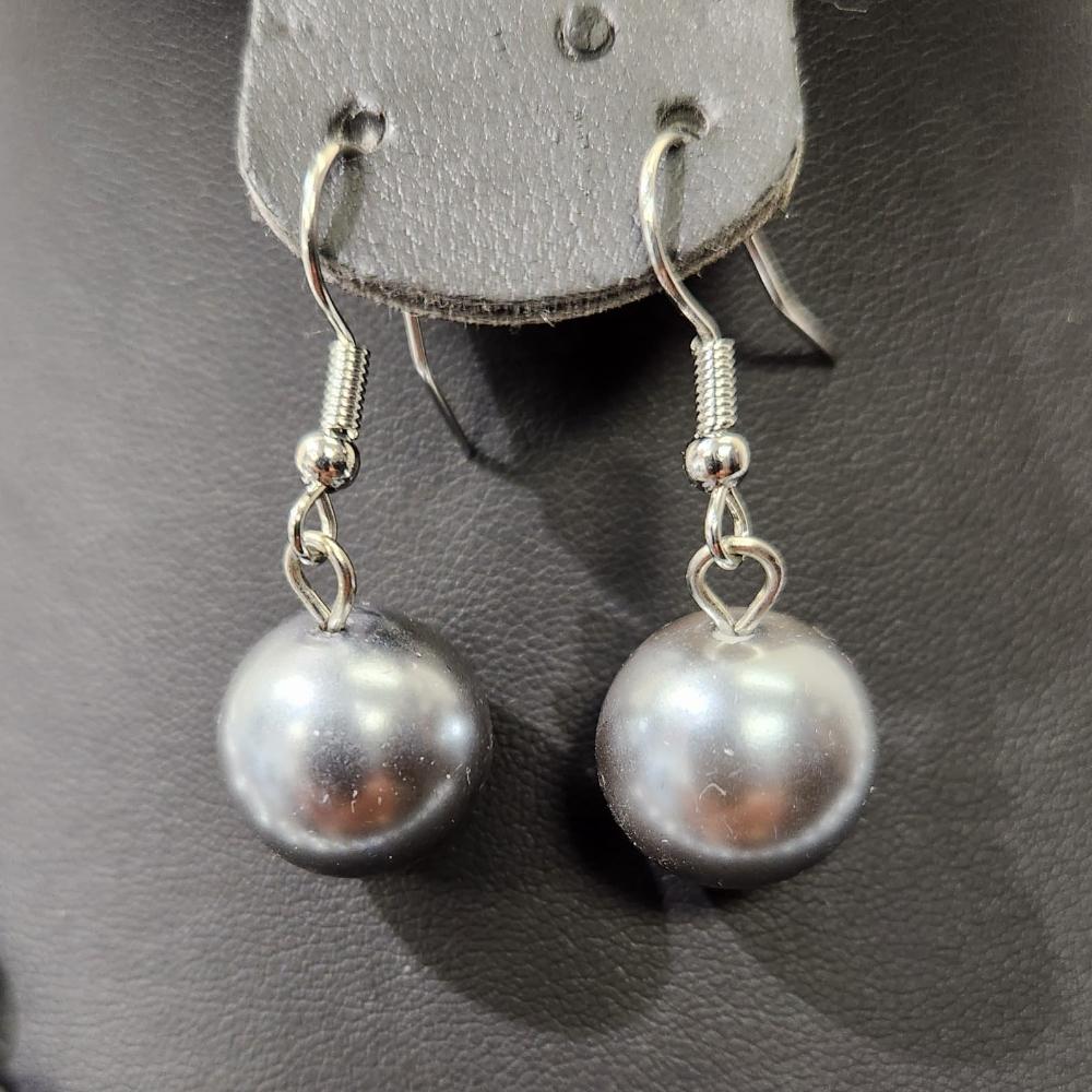 Fish hook earrings with grey dangling pearl