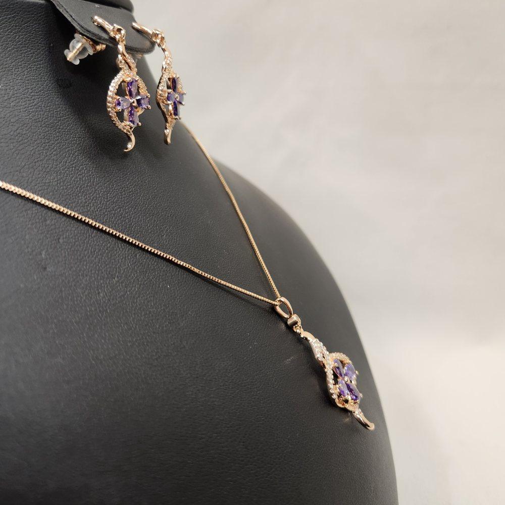Detailed side view of three piece jewelry set