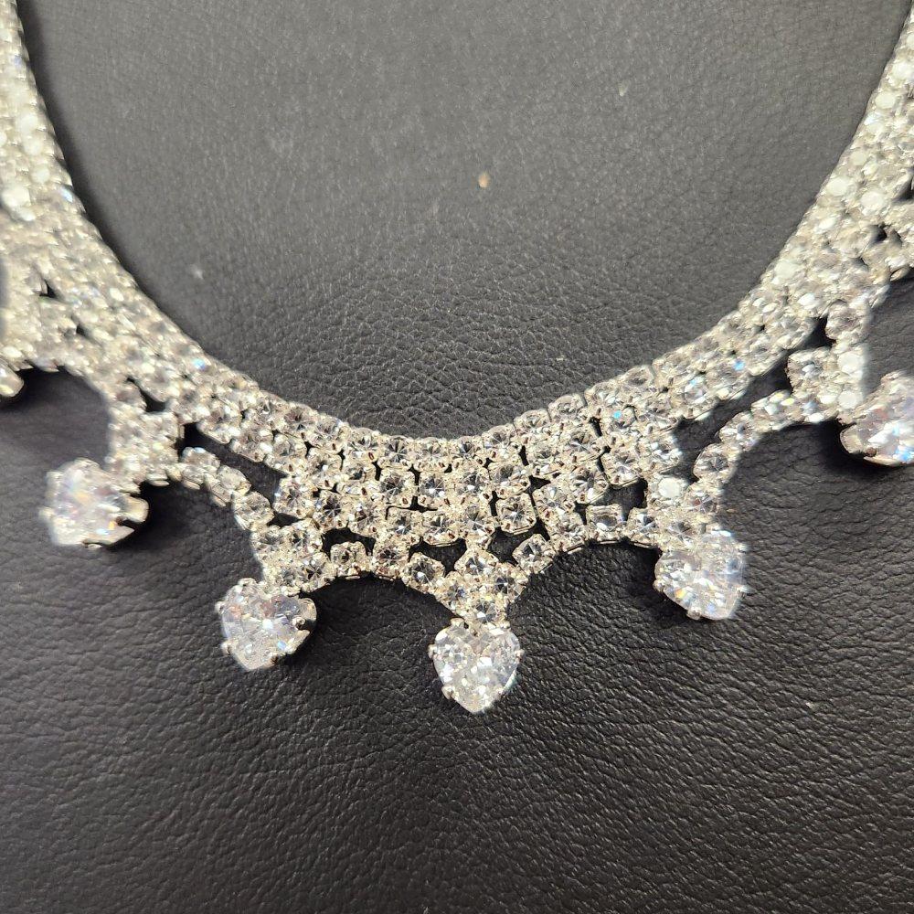 Detailed view of necklace