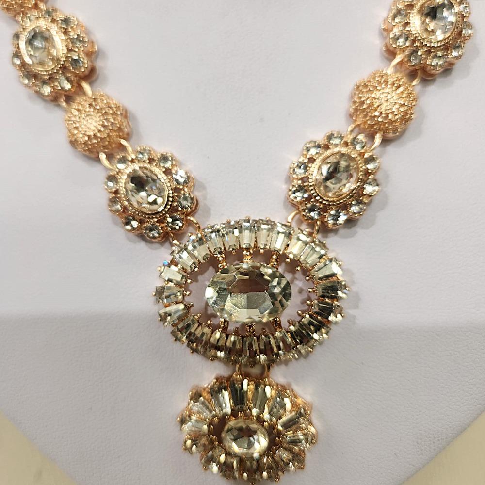 Detailed view of the center piece of gold frame jewelry set