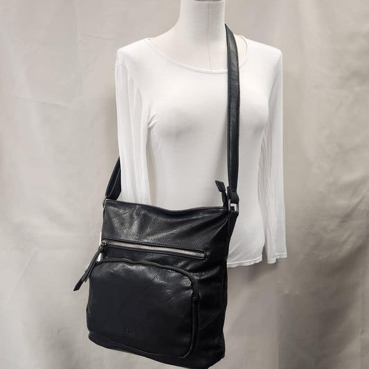 Messenger bag in black with multiple pockets 