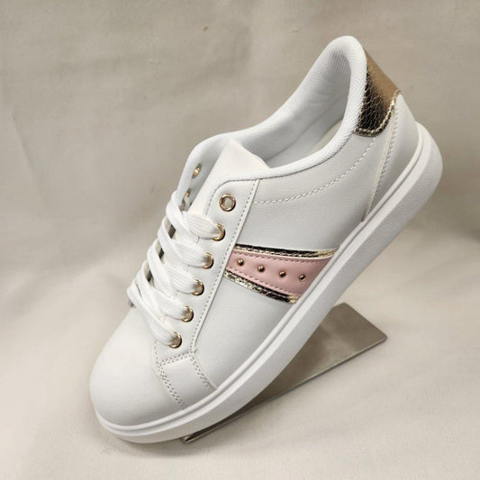White lace closure runners with details in dull gold and pink