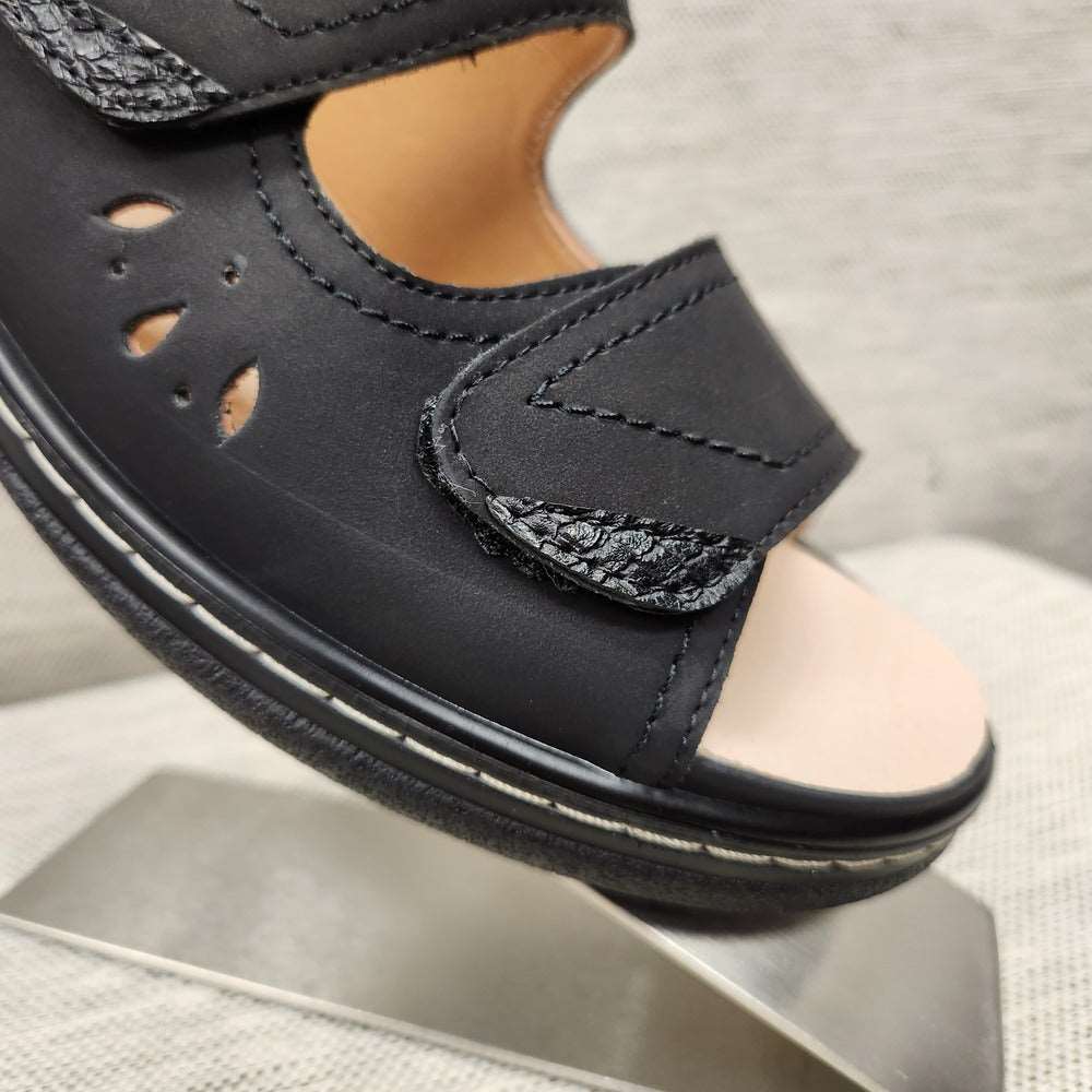 Detailed front view of black orthopedic summer sandal