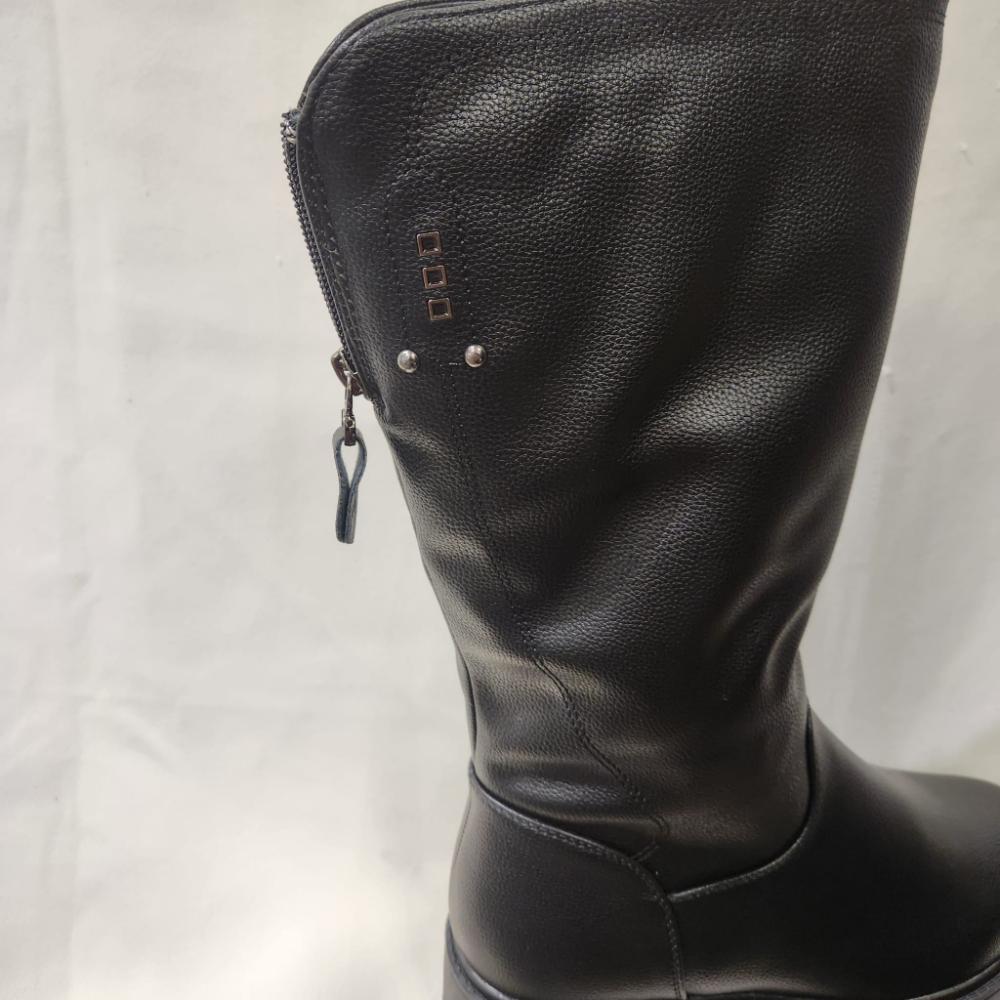 Alternative side view of black winter boots