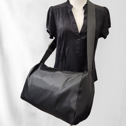 Light weight black color travel bag