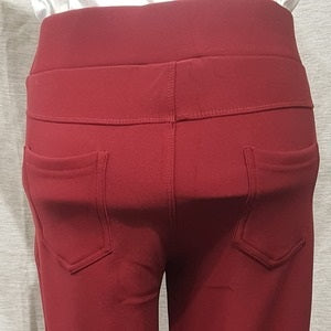 Back pocket details of warm leggings in red 