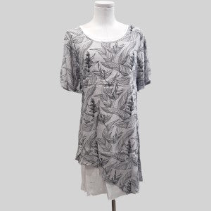 Short sleeve layered tunic top in grey and black print